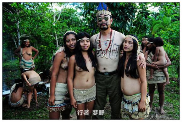 亚马逊不穿衣服的部落婴儿受洗礼仪式